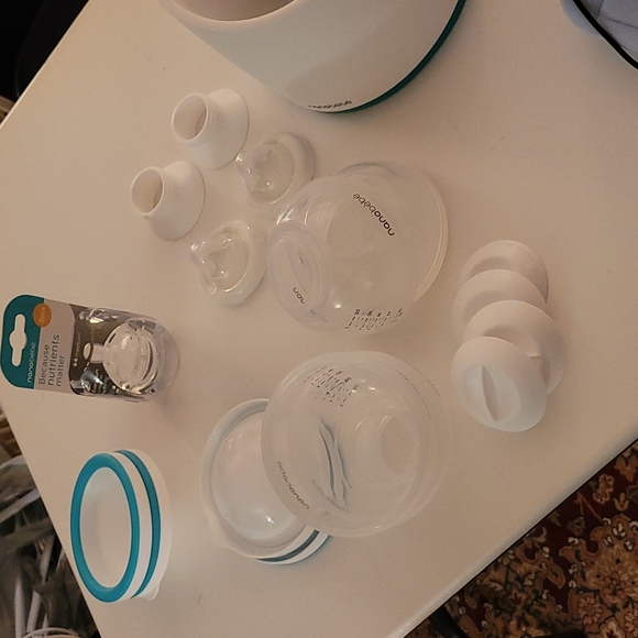 Nanobébé bottles and accessories, warmers, and bag of assorted bottles - Picture 3 of 4
